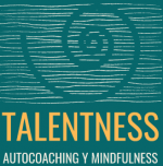 Logo de Talentness. Espiral sobre líneas escritas